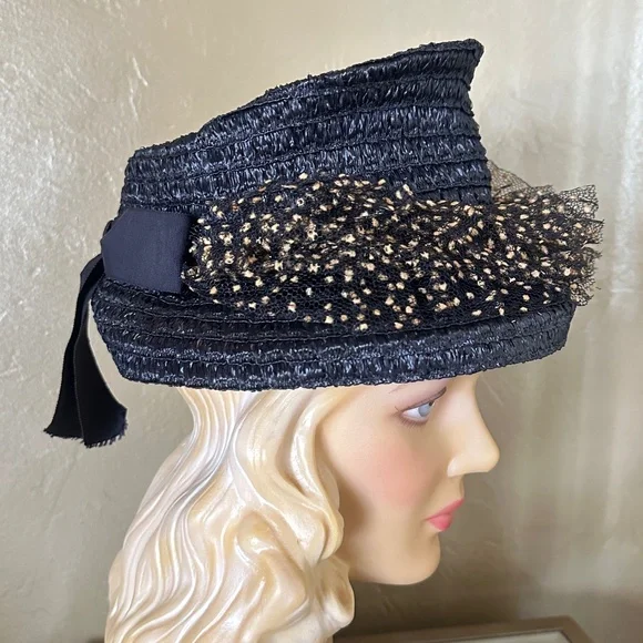DARLING 1940s' NAVY STRAW HAT WITH TALL CROWN & TAN DOTTED VEILING